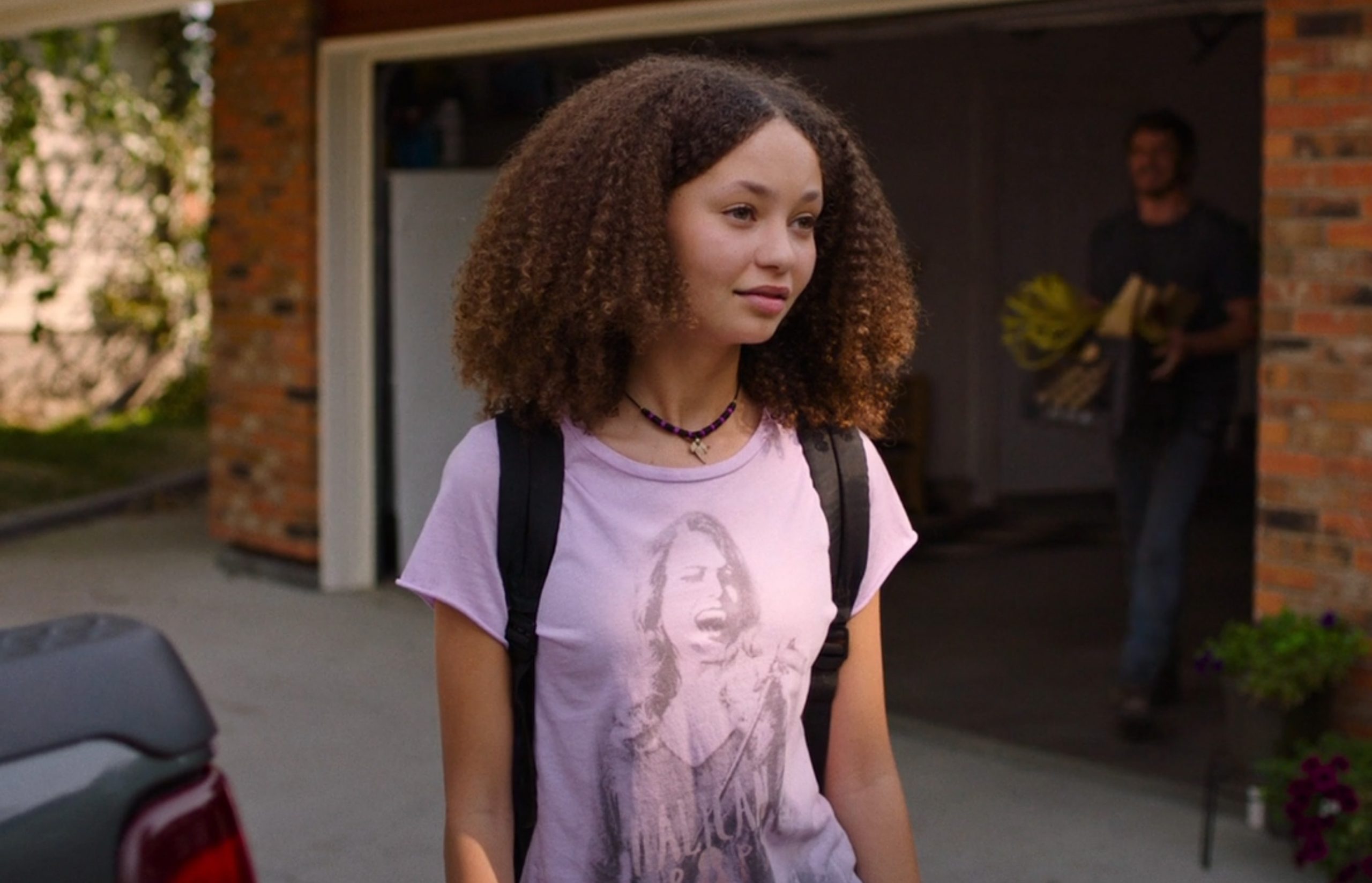 Halican Drops t-shirt in pink worn by Sarah Miller (Nico Parker) as seen in The  Last of Us TV series outfits (S01E01)